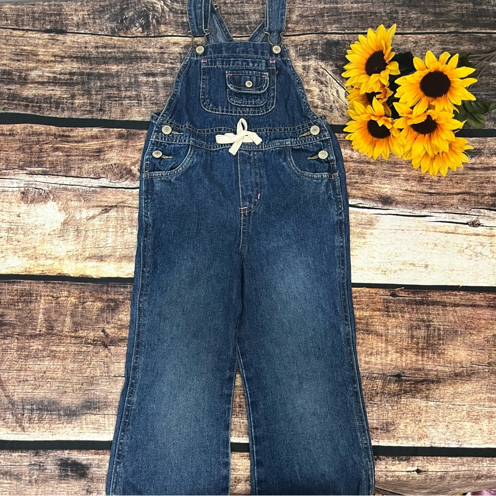 Denim overalls by old Navy are in like new condition. Size 3t